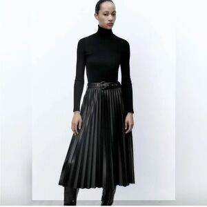 NEW ZARA  PLEATED FAUX
LEATHER MIDI SKIRT BLACK.🖤